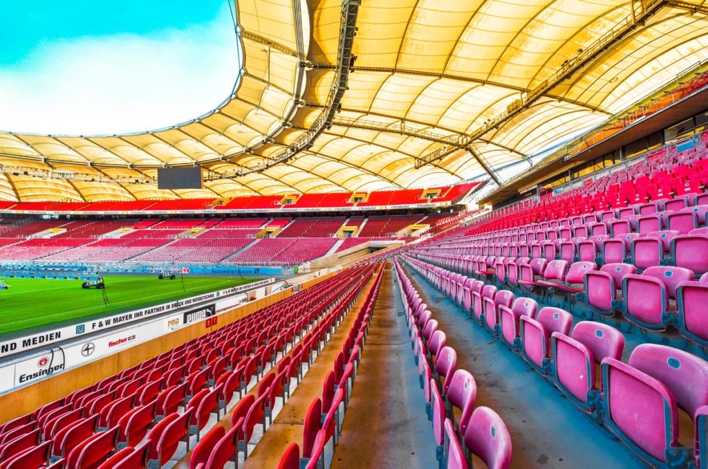 Die Mercedes-Benz-Arena Stuttgart wird Schauplatz von einigen EM-Spielen sein. Wobei das Stadion dann "Stuttgart Arena" heißen soll. Deutschland spielt hier einmal in der Vorrunde, ebenso einmal in der EM Gruppe C und E. Auch wird ein Viertelfinalspiel hier stattfinden.